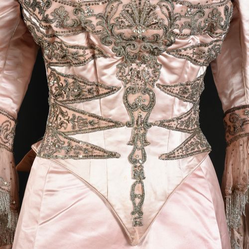 Corsage d'une robe du soir, griffé Worth, fin du XIXe siècle, corsage baleiné en&hellip;