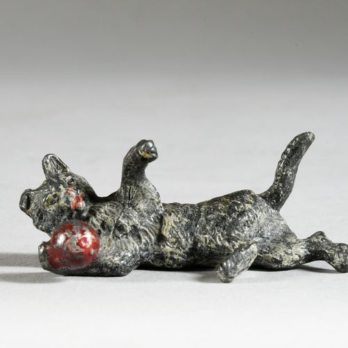 Lead from Nuremberg. Cat lying down with a ball. L. : 6,5 cm