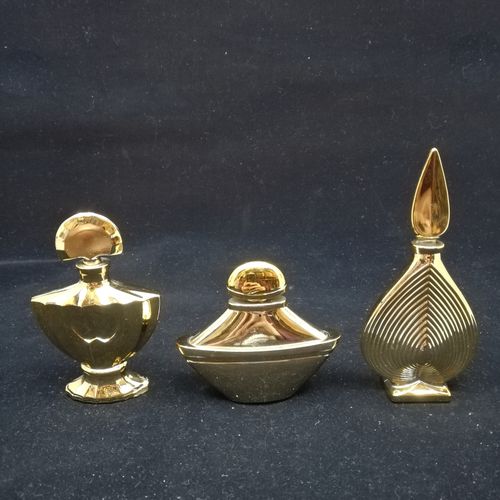 Null Guerlain – (années 1990)

Trois flacons décoratifs en verre laqué or, parfu&hellip;