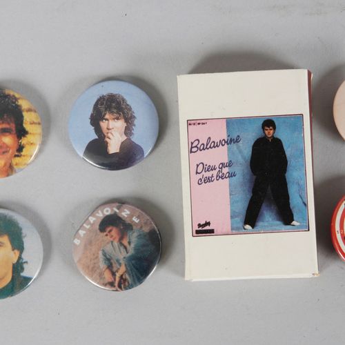 Null DANIEL BALAVOINE: un set di 9 mini-badge originali, realizzati e venduti ai&hellip;