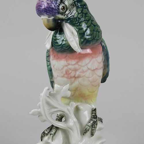 Null 卡尔-恩斯瓷器鹦鹉，1950年后，瓷器，乳白色的身体，彩色绘画，高26厘米，底部有绿色的公司标记，有小的火烧裂纹。 3200-005