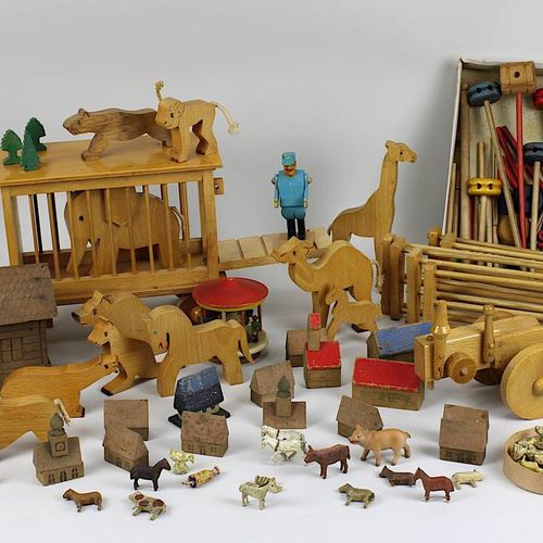 Null 混合型木制玩具，德国20世纪初至20世纪末：13个动物模型，大部分是野生动物，另外还有小船和带笼子拖车的火车马车，木屋，小村庄，旋转木马和来自Erzg&hellip;