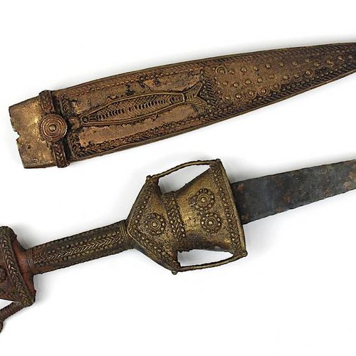 Null 带手柄和刀鞘的青铜匕首，贝宁/尼日利亚，西非，老式的，短锻铁刀，手柄和刀鞘是青铜铸造的，有绳索和环形装饰和造型的鱼，总长度47厘米。3275-0018