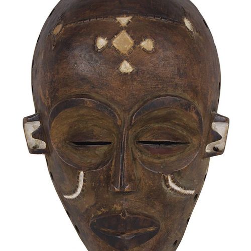 Null Masque Pwo des Chokwe, Angola, bois sculpté et partiellement peint au kaoli&hellip;