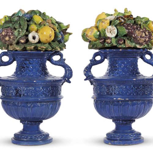 Giovanni della Robbia (Florence 1469 1529/1530) 一对带盖装饰花瓶，佛罗伦萨，约1520年 釉面赤土，花瓶为青蓝色&hellip;