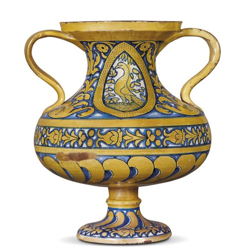 大型双柄罐，德鲁塔，16世纪前半期 ，用钴蓝彩绘的金刚砂，带有镀金光泽；高31.2厘米，口部直径17.6厘米，底部直径13.6厘米 大型双柄罐，德鲁塔，16世纪&hellip;
