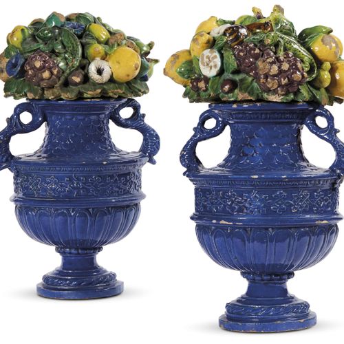 Giovanni della Robbia (Florence 1469 1529/1530) 一对带盖装饰花瓶，佛罗伦萨，约1520年 釉面赤土，花瓶为青蓝色&hellip;