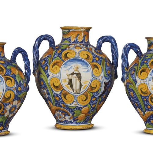 一对大型双耳罐，威尼斯，1570年左右 ，用玛瑙装饰，有橙色、蓝色、棕色、黄色、黑色、绿色等多色，其中一个底部有笔号6882的标签；a）高34.8厘米，口直径1&hellip;
