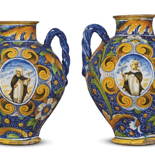 Null 一对大型双耳罐，威尼斯，1570年左右
，用玛瑙装饰，有橙色、蓝色、棕色、黄色、黑色、绿色等多色，其中一个底部有笔号6882的标签；a）高34.8厘米&hellip;
