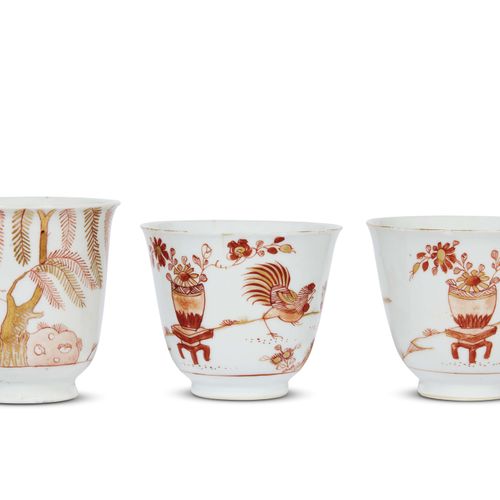 Null 三个杯子，花洒，MANIFATTURA GINORI，1750年左右
瓷器上涂有单色和金色，钟形，无把手。表面显示了 "红公鸡 "的装饰，这种装饰在G&hellip;