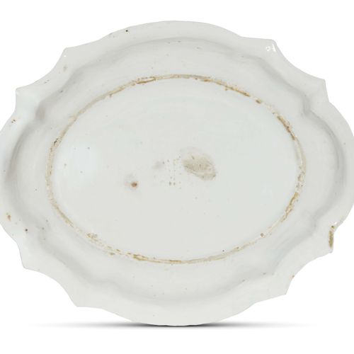 Null 瓷盘，花洒，GINORI MANIFACY，1750 CIRCA
瓷盘，形状，有一个mixtilinear ribbed rim，浮雕装饰有薄灰岩图案&hellip;