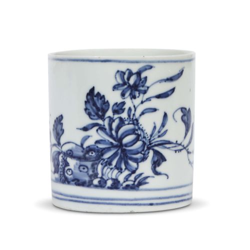 Null 杯子，SHOWER，MANIFATTURA GINORI，1745-1750
瓷杯涂有单色蓝色，圆柱形的杯身和涡旋式的把手明显来自于当代银器模型。装饰&hellip;