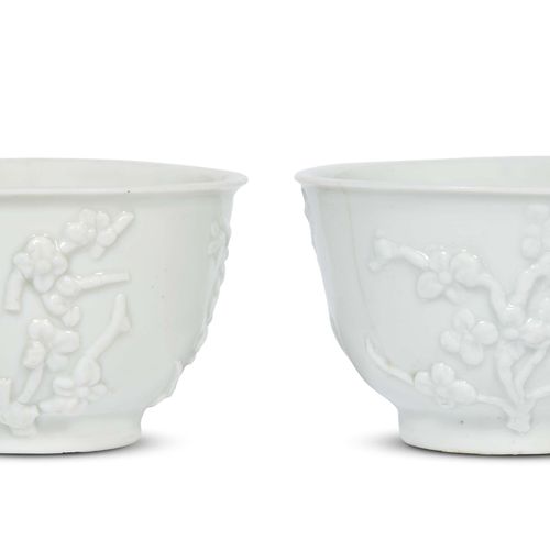 Null 一对GINORI CUPS, SHOWER, MANIFATTURA GINORI, 1737-1742 CIRCA
瓷器，白瓷小碗的形式，碗身上有浮&hellip;