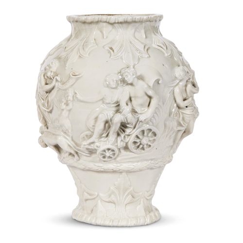 Null 花瓶，花洒，GINORI制造，1750-1755
，消色釉，球状体向下渐变，置于高脚上，宽口镶边，颈部和底部有浮雕的叶子图案。模制的，它有一个浮雕的场&hellip;