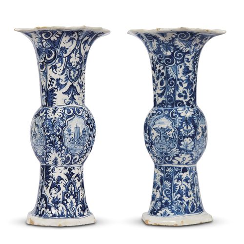 Null 一对花瓶，花洒，GINORI制造，1740-1745 CIRCA
，用荷兰蓝单色画的大红陶，花瓶上的装饰在两件物品中以稍微不同的风格方式反映出来。在其&hellip;