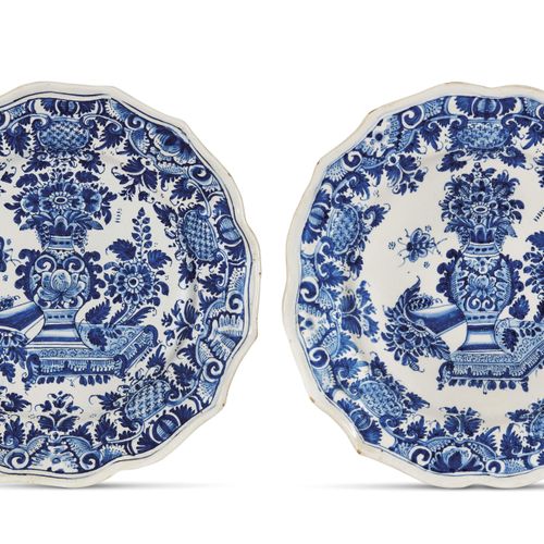 Null 一对GINORI盘子，花洒，MANIFATTURA GINORI，1750年左右
以单色蓝色涂抹的异形圆形金刚砂，有东方灵感的装饰；直径25.6厘米，&hellip;