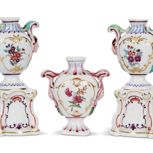 Null 三个花瓶，花洒，MANIFATTURA GINORI, 1765 CIRCA
，多色彩绘瓷器，双柄的双耳瓶形状，由女性面具支撑，两个例子的小花束装饰一&hellip;
