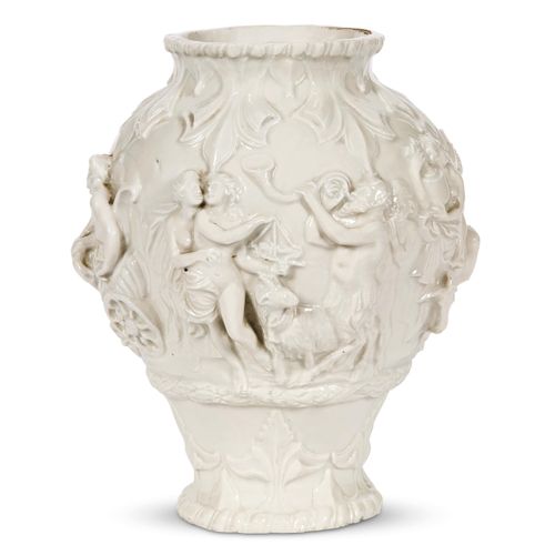 Null 花瓶，花洒，GINORI制造，1750-1755
，消色釉，球状体向下渐变，置于高脚上，宽口镶边，颈部和底部有浮雕的叶子图案。模制的，它有一个浮雕的场&hellip;