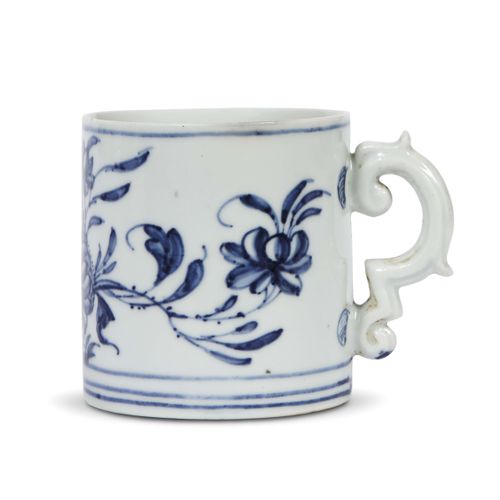 Null 杯子，SHOWER，MANIFATTURA GINORI，1745-1750
瓷杯涂有单色蓝色，圆柱形的杯身和涡旋式的把手明显来自于当代银器模型。装饰&hellip;