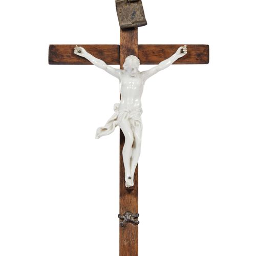 Null 小型CRUCIFIXO，花洒，MANIFATTURA GINORI，1750年左右，
，用消色的瓷器。这个小雕塑描绘的是被钉在十字架上的基督，此时他已&hellip;
