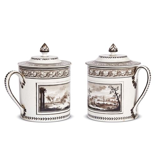 Null UNE PAIRE DE GRANDES TASSES EN PORCELAINE AVEC COUVERCLE, MANUFACTURE BARON&hellip;