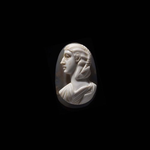 重要的浮雕，展示了阿诺德的画像 
芙蕾雅 萨比娜 安吉莉娜皇后的作品 
帝国罗马艺术，约240 250。 
在两层的玛瑙上。22 x 36 x 10 毫米 
完&hellip;