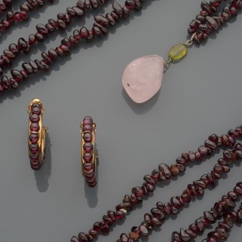 ENSEMBLE comprenant six colliers de perles de grenat, accompagnés d'un bracelet &hellip;