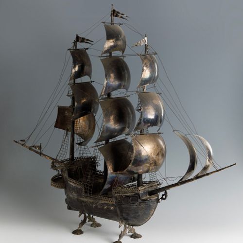 Null 大帆船的模型。西班牙，20世纪。
银质。
净重银5公斤（约）。
脏污，但总体状况良好。
尺寸。88 x 110 x 24厘米。
这件作品代表了17世纪&hellip;