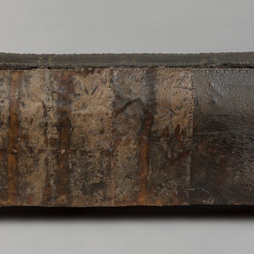 Null Coffre espagnol, 17e siècle.
Bois recouvert de cuir.
Intérieur doublé de ti&hellip;