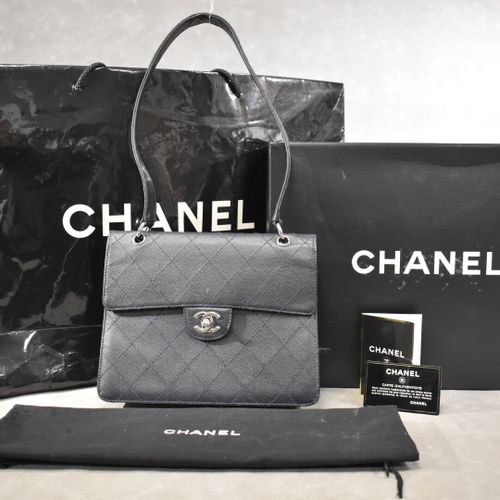 CHANEL: Damenhandtasche aus genarbtem Leder, schwarzer Kaviar, ein Henkel, der i&hellip;