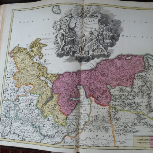 Null 虚构的18世纪上半叶的160幅地图集，3卷折叠式。约1830年装订，半摩洛哥皮，光滑的书脊上装饰着镀金的飞鸟和五角形镀金丝，以代替书脊。几乎所有的地图&hellip;