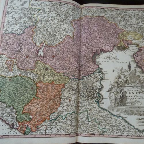 Null 虚构的18世纪上半叶的160幅地图集，3卷折叠式。约1830年装订，半摩洛哥皮，光滑的书脊上装饰着镀金的飞鸟和五角形镀金丝，以代替书脊。几乎所有的地图&hellip;