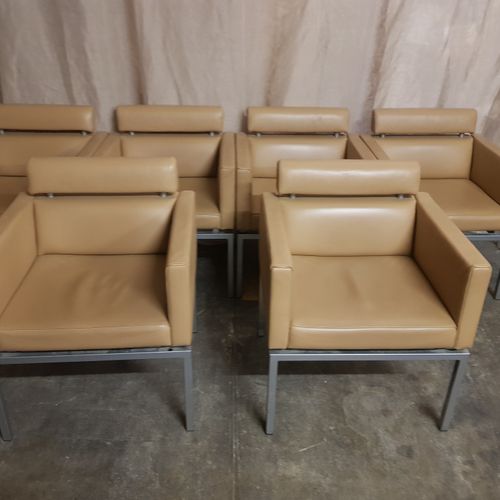 Null 
Suite de six fauteuils en cuir havane, piétement en métal gris. Bel état g&hellip;