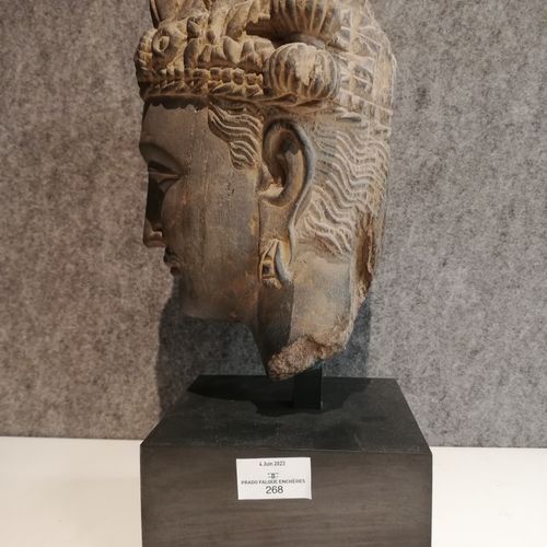 Null Testa di Buddha del Gandhara in pietra scolpita, opera antica Ht 25cm