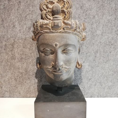 Null Tête de bouddha du Gandhara en pierre sculpté, travail ancien Ht 25cm soclé