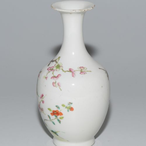 Kleine Vase Chine, 19e s. Porcelaine. Décor floral avec oiseau, sauterelle et au&hellip;