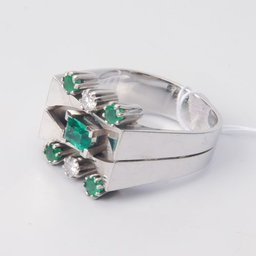 SMARAGD-DIAMANT-RING 750 white gold. 2 diamonds approx. 0.20 ct, 5 emeralds appr&hellip;