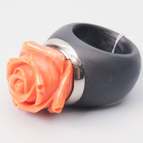 Koralle-Carbon-Ring Probably 750 white gold. Sculpturally carved coral rose on a&hellip;