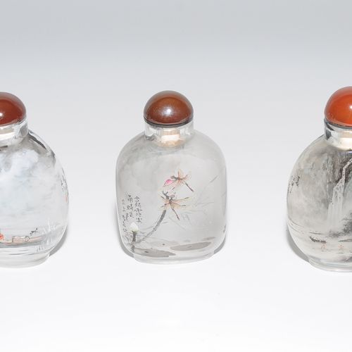 Lot: 5 zeitgenössische Snuff Bottles mit Innenmalerei 中国。玛瑙和岩石晶体。多彩绘有山水和动物的场景。高6&hellip;