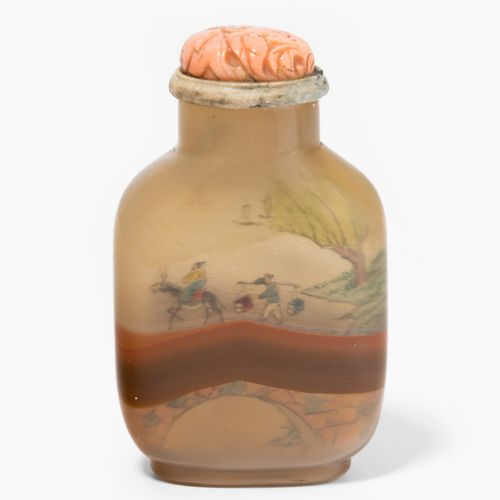 Snuff Bottle 中国，20世纪，仿玛瑙玻璃，内有彩绘。珊瑚塞子。景观中的旅行者。高5,5厘米。- 用胶水粘住塞子。