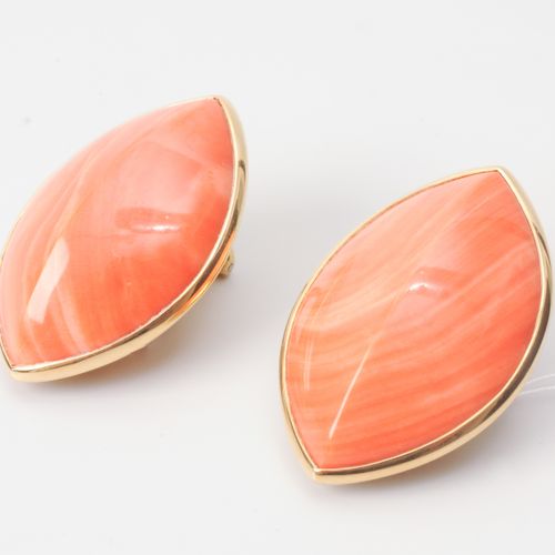 Korallen-Ohrclips 750 yellow gold. Pair of navette-shaped coral cabochons 3,1x2 &hellip;