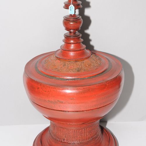 Opfergabengefäss (Hsun Ok) 缅甸，20世纪，木质，涂漆。红漆供奉碗，高底座，盖子为佛塔形状。盖子周围有花纹雕刻。高73厘米，长31.5&hellip;