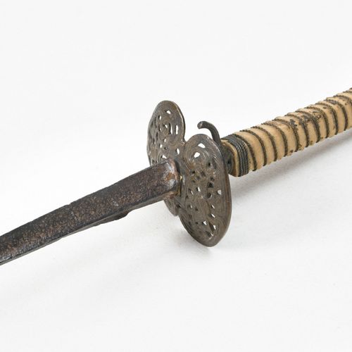 Dolch 修改后的剑。

法国北部，17世纪末。铁制剑柄，球状鞍座。带皮的握把，有钢丝包裹。指环上有两面穿孔的防护装置。缩短的三角形刀片，已被腐蚀。长约31厘&hellip;