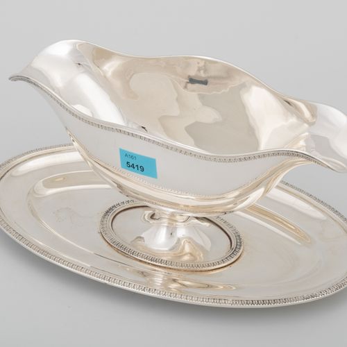 Saucière 意大利，20世纪初，银质。标记为R.Miracoli & F. 弯曲的形式，椭圆底碗上有两个水口。精美的叶子边框。保证标记，细度800。25x&hellip;