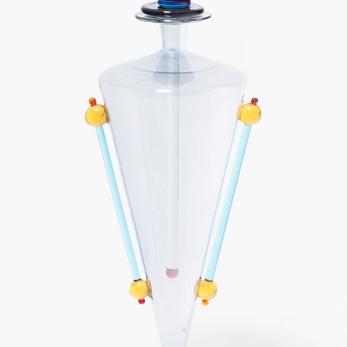 In der Art von Memphis 带塞子的玻璃瓶。无色，红色，蓝色和黄色玻璃，部分有光泽。圆锥形，有一个塞子。没有标记。高35.5厘米。