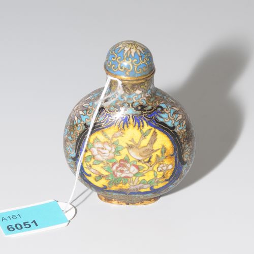 Snuff Bottle 中国，清朝末年。搪瓷景泰蓝。多彩的鸟、莲花和藤蔓装饰。高6,5厘米。