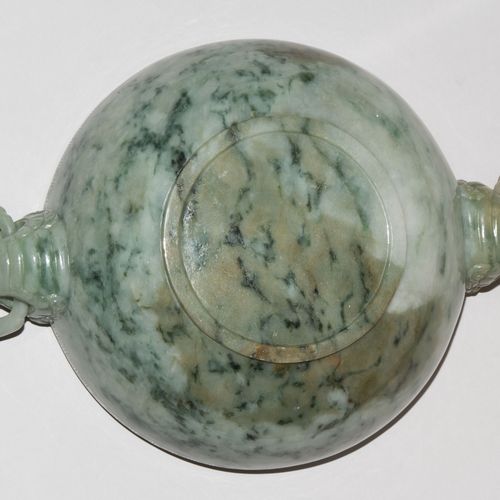 Grosse Deckeldose China, 20th century. Celadon coloured jade with spinach green &hellip;