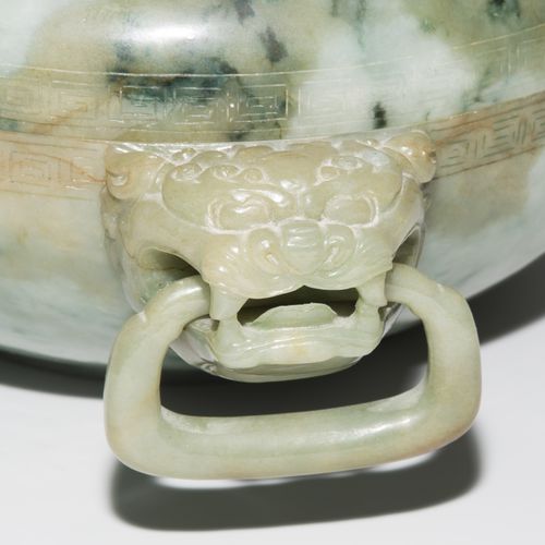 Grosse Deckeldose 中国，20世纪。 青花瓷色的玉石，有菠菜绿的斑点。圆形，狮子头把手，边上有环。边缘上刻有蜿蜒的边框。盖子上有凸起和穿孔的寿字&hellip;
