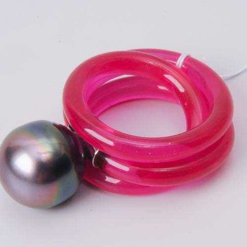 Designer Kulturperlen-Kunststoff-Ring Monika Seitter，杜塞尔多夫。750白金。粉红色塑料，大溪地珍珠，直径1&hellip;