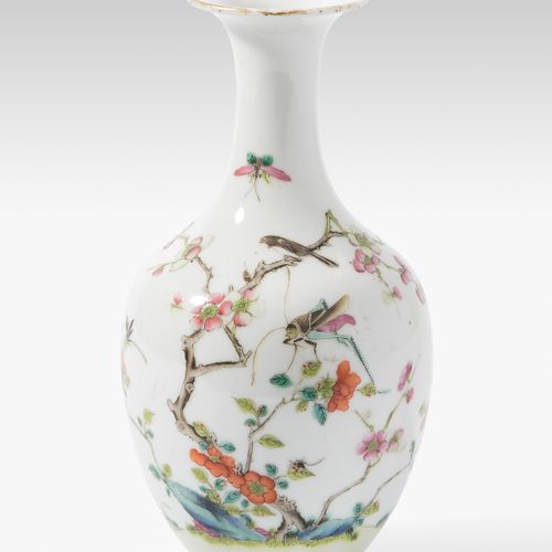 Kleine Vase China, 19.Jh. Porzellan. Blumendekor mit Vogel, Heuschrecke und ande&hellip;